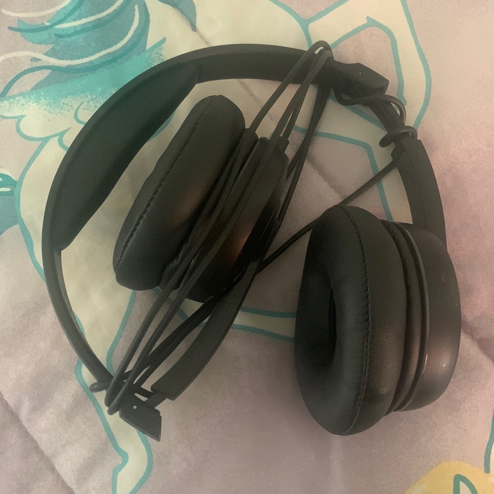 Collar is black used